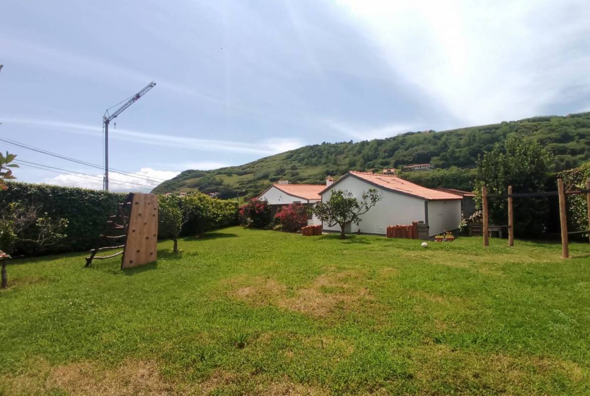 Three bedroom house, plus extra apartment and large garden, 200 meters from the beach, on Faial island, Azores.