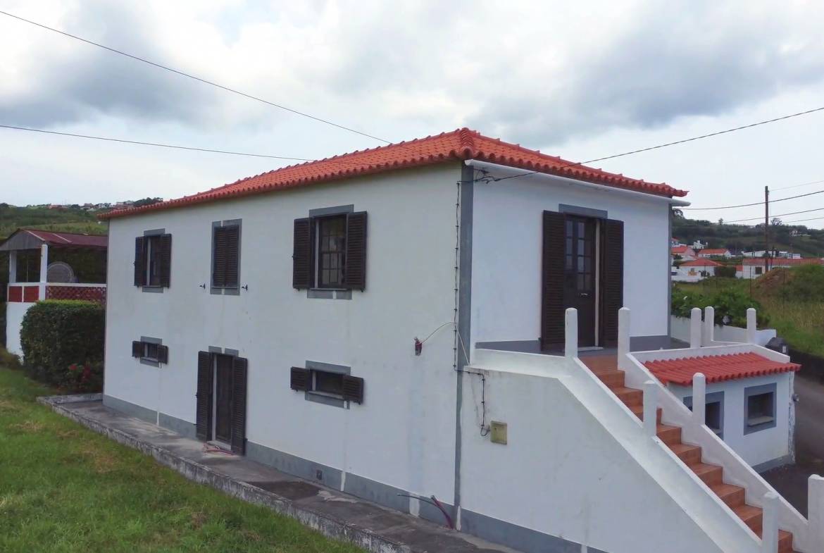 Three bedroom house, plus extra apartment and large garden, 200 meters from the beach, on Faial island, Azores.