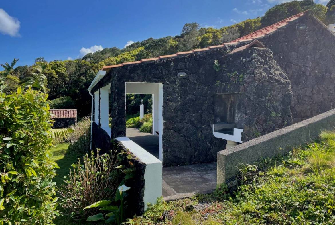 house privacy nature faial